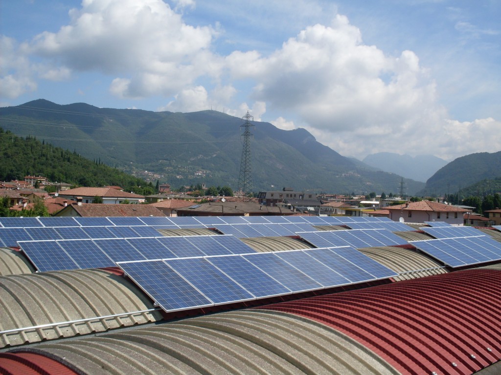 Impianto fotovoltaico G-Trapper & Partners su tetto curvo